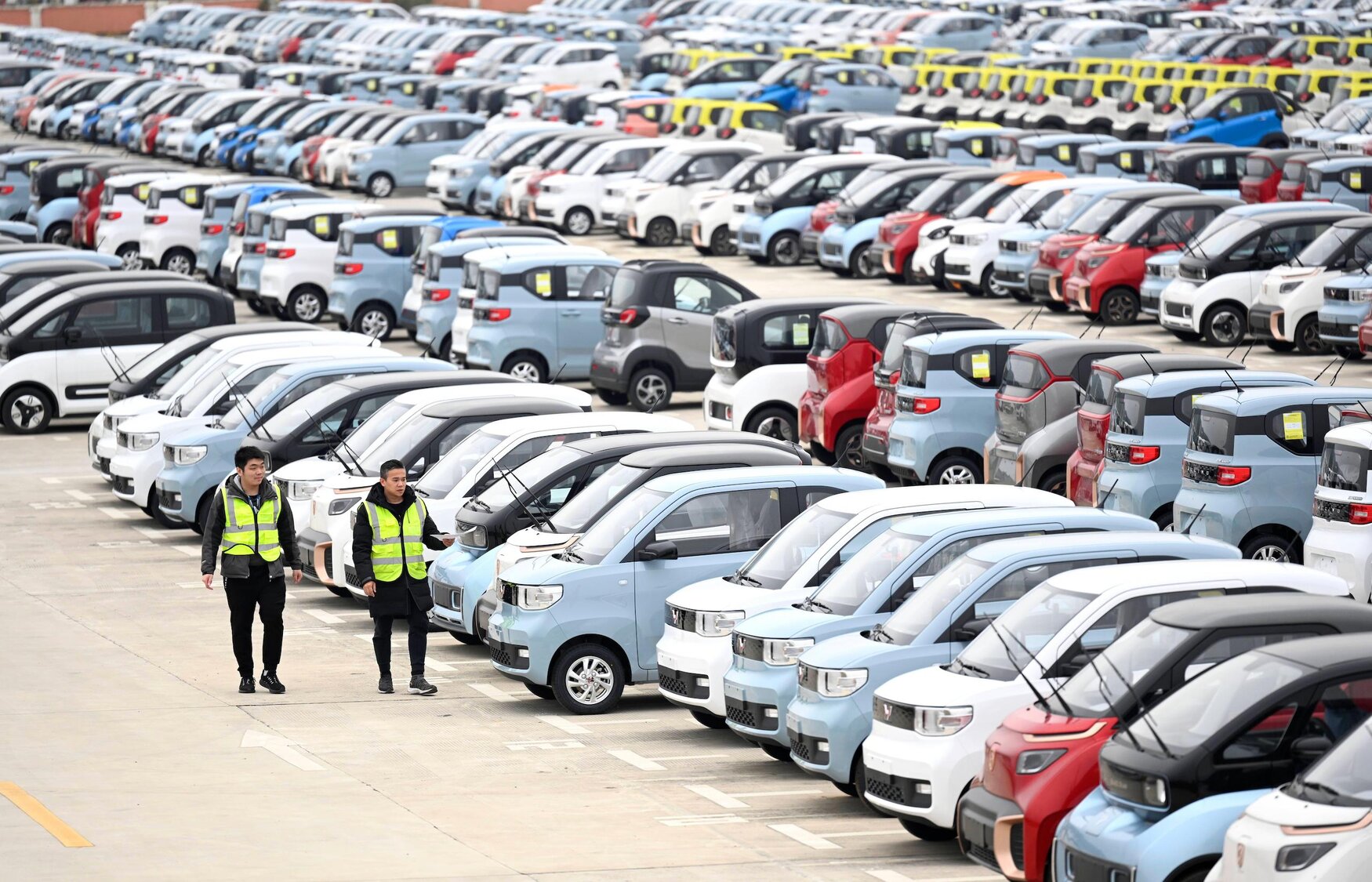 New-energy-vehicles-in-a-parking-lot_Alamy_2RR71PC_1.jpg