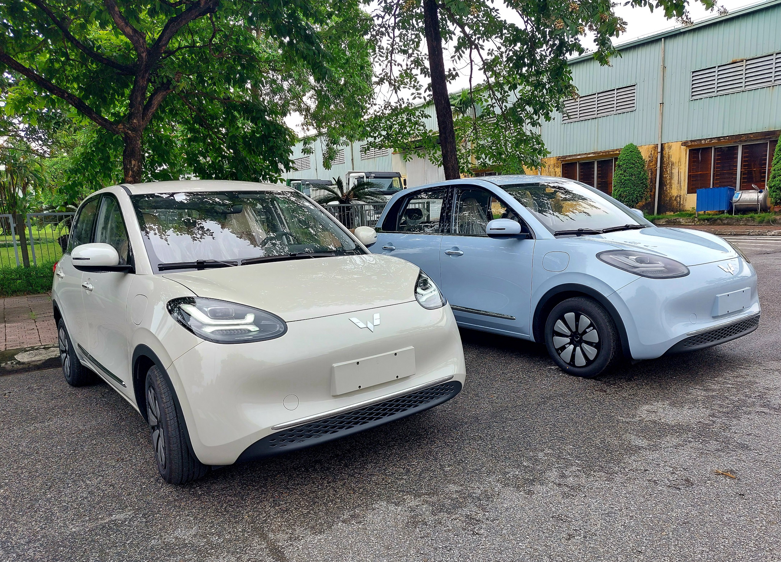 Hai chiếc Wuling Bingo trong khuôn viên nhà máy TMT Motors