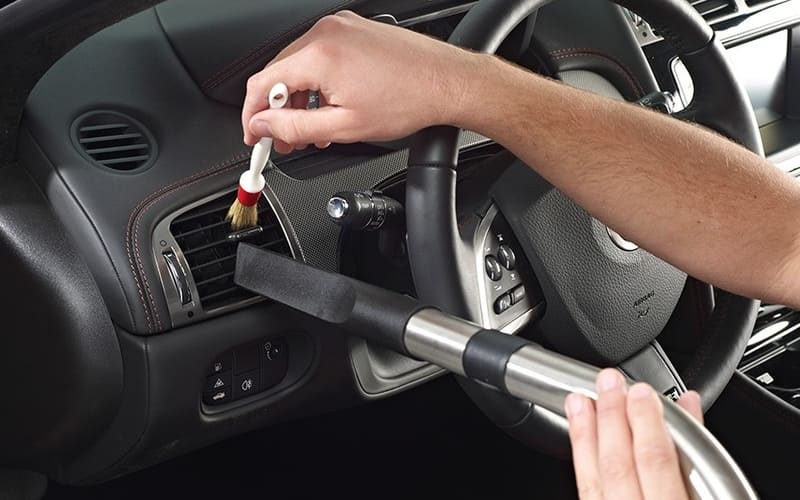 Sử dụng các dung dịch vệ sinh chuyên dụng để vệ sinh xe