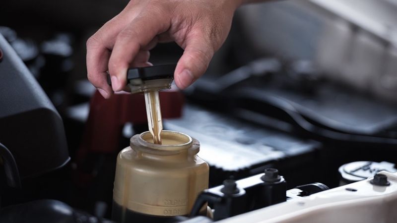 Kiểm tra lượng dầu trợ lực còn lại trong bình&nbsp;