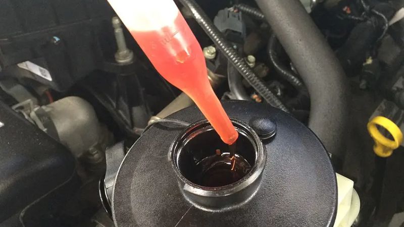 Dùng bình hút Turkey Baster để thay dầu&nbsp;