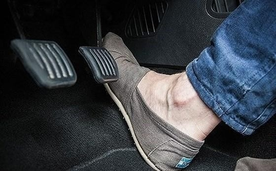 Bạn có thể lái xe bằng cách đạp phanh để giảm hoặc tăng tốc độ