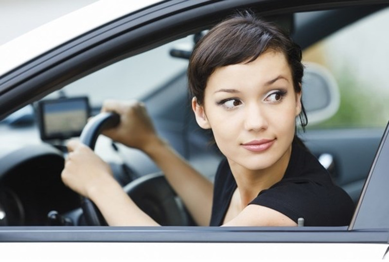 Cẩn thận quan sát lại trước khi tấp xe vào lề