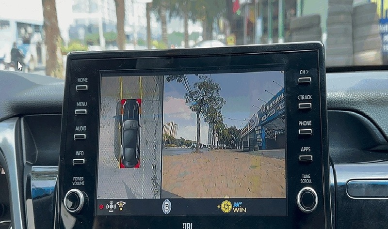 Camera có mức chia vạch giúp người lái di chuyển trên &nbsp;những con đường nhỏ, hẹp dễ dàng