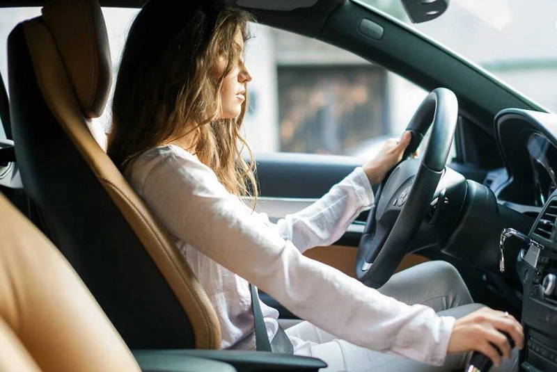 Tài xế cần đảm bảo phần mông và lưng vuông góc và hoàn toàn dựa vào ghế lái