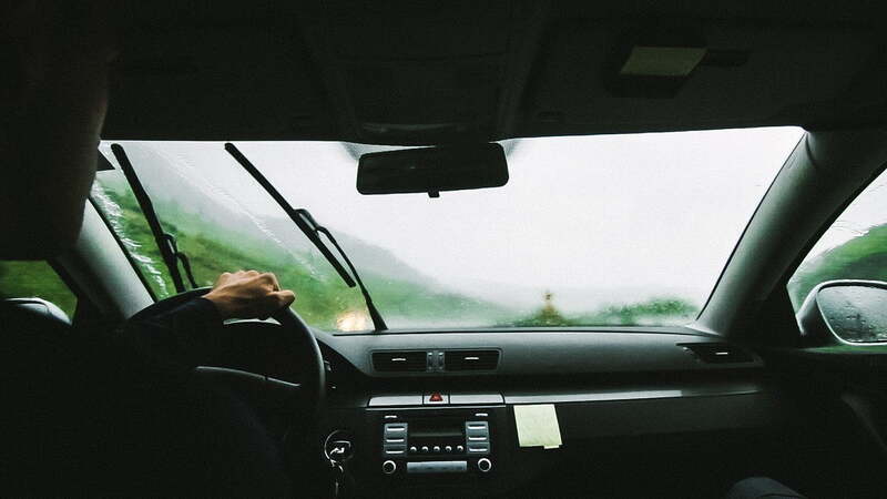 Lau sạch kính chắn gió để khắc phục tình trạng cần cần gạt mưa ô tô bị kêu&nbsp;