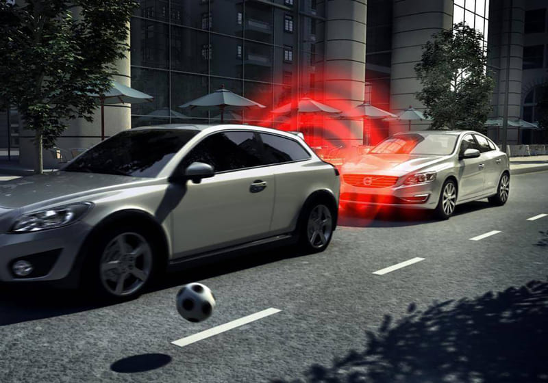 Giảm tốc độ kết hợp cùng phanh và về số thấp là một kỹ thuật khó&nbsp;