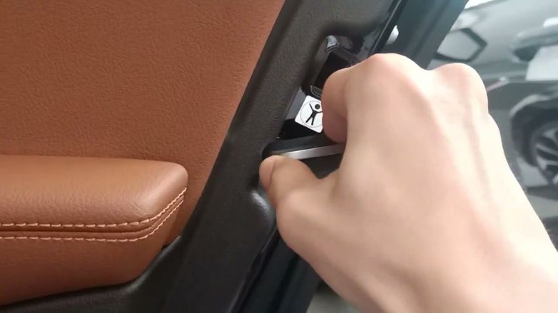 Khi bị lỗi, bạn nên kiểm tra lại công tắc kích hoạt khóa&nbsp;