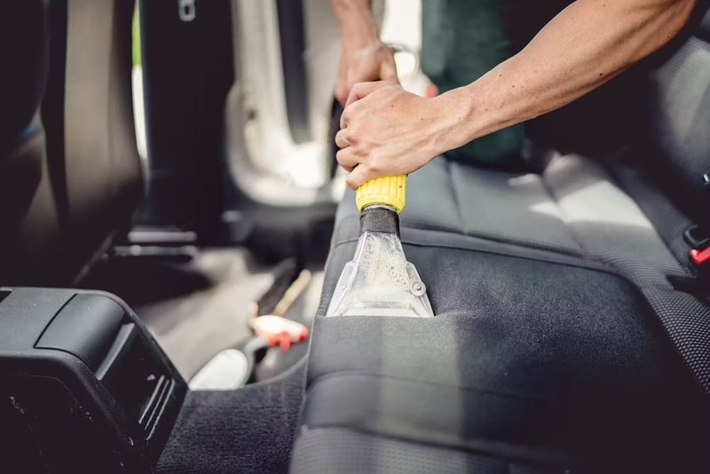 Vệ sinh thảm bằng dung dịch vệ sinh chuyên dụng để loại bỏ mùi thuốc lá tích tụ&nbsp;