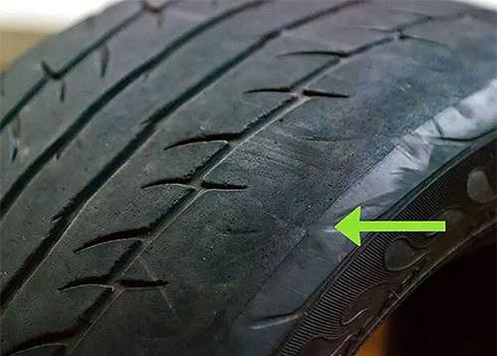Kiểm tra bằng gờ cao su là một phương pháp đơn giản nhưng quan trọng để đảm bảo an toàn khi lái xe và tăng tuổi thọ của lốp xe