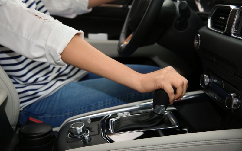 Khi lái xe ô tô trời mưa nên lái xe với số thấp và tốc độ ổn định