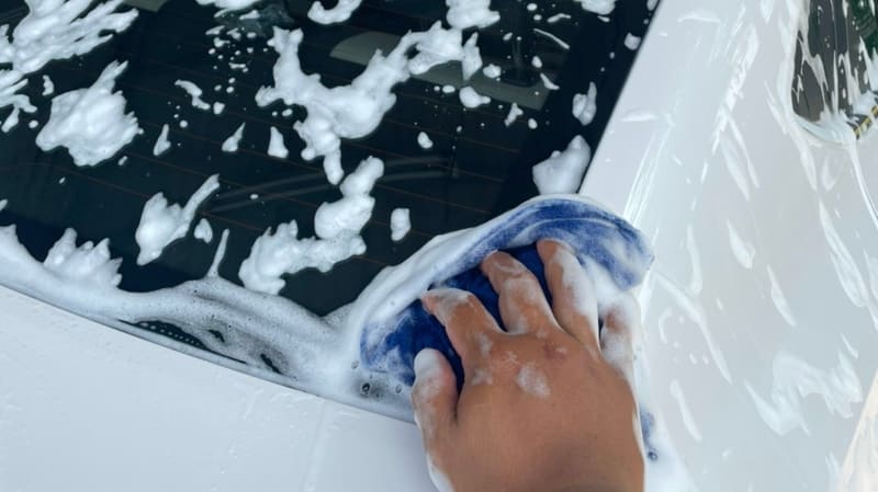 Tránh đeo trang sức khi rửa để làm trầy xước xe