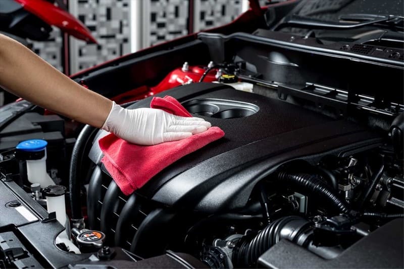 Khi rửa nên che chắn các khoang động cơ