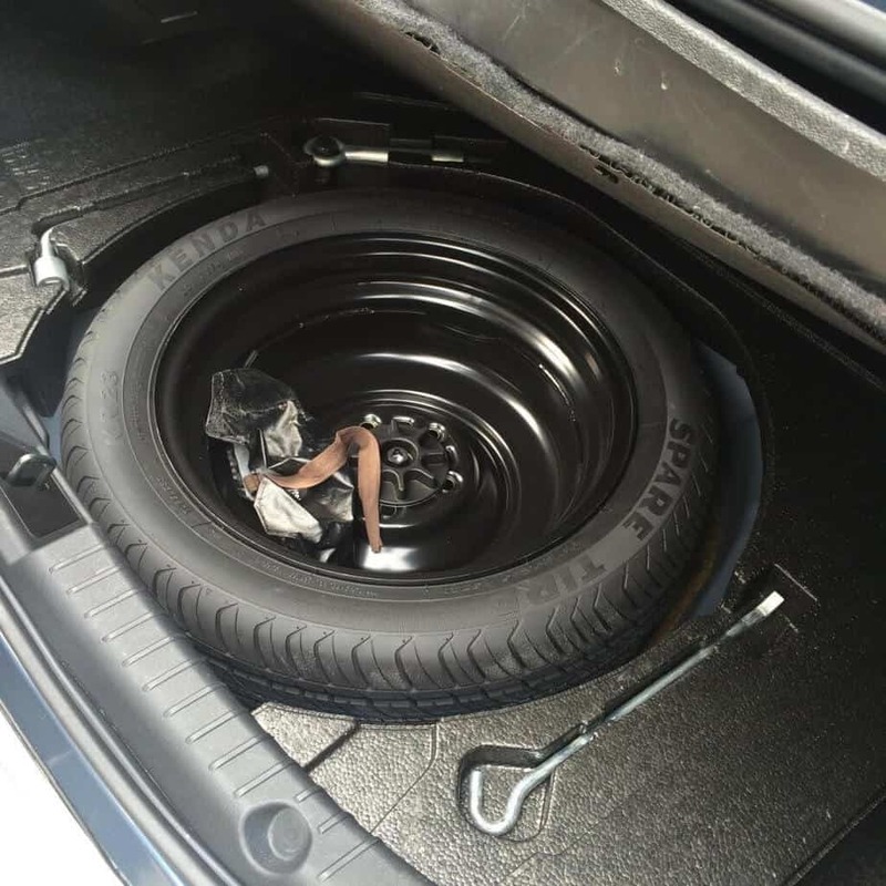 Thay lốp dự phòng với xe dẫn cầu trước