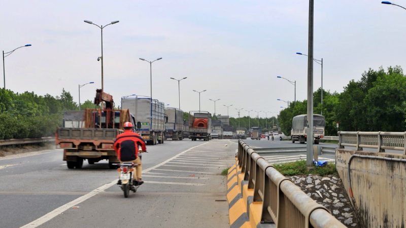 Hành vi lái xe đè lên vạch xương cá sẽ bị xử phạt&nbsp;