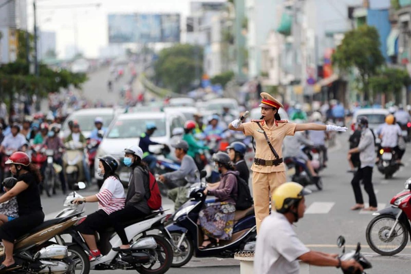 &nbsp;Việc vượt đèn đỏ hoặc đèn vàng khi có hiệu lệnh của người điều khiển giao thông