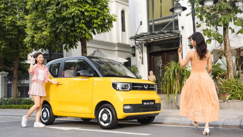 Khách hàng nữ chọn xe có giá hợp lý