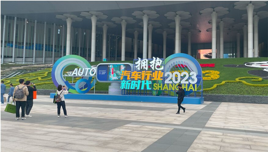 trien-lam-o-to-tai-thuong-hai.png
